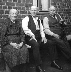 Heinrich Mendler zwischen seiner Mutter und seinem SChwiegervater